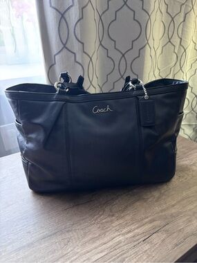 Coach  Navy Blue Leather East west Tote Bag - Classic Coach Design F17722